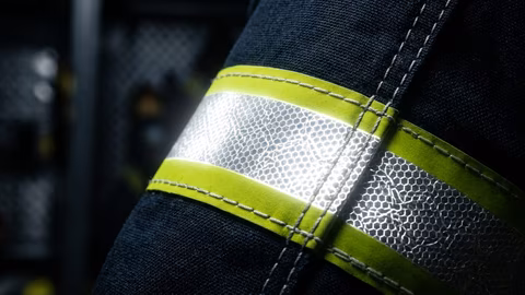 Sköld Defender — Sköld Equivalente a NFPA 1971:1991 · excede NFPA 2113